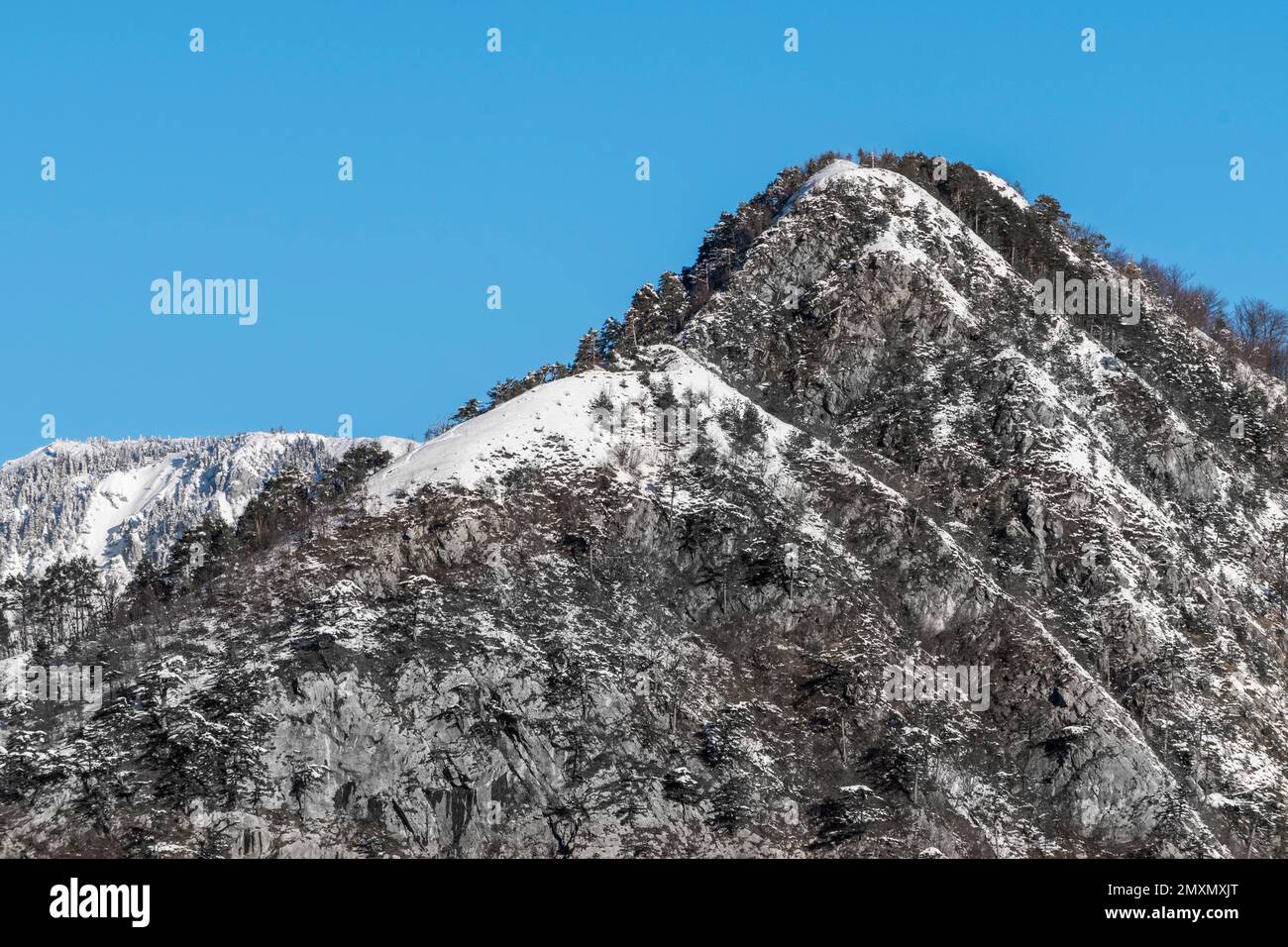 Blick auf die schneebedeckten Berge an einem Wintermorgen. Giaideit-Berg. Stockfoto