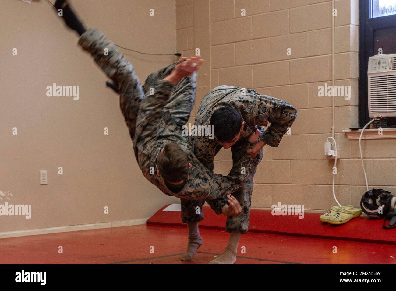 Virginia Beach, Virginia, USA. 25. Januar 2023. USA Marinekorps CPL. Erick Gonzalezaldaz, ein Datensystemverwalter der Flotten Marine Force, Atlantik, Marine Forces Command, Marine Forces Northern Command, entsendet CPL. Holden L. Mesimer, ein Planungsspezialist der Marine Air-Ground Task Force mit Plänen, Richtlinien, Und Operations South, während eines Martial Arts Instructor Course (MAIC) an Naval Base Dam Neck, Virginia, Januar. 25, 2023. Das MAIC wurde entwickelt, um das Verständnis der einzelnen Marine für Kampftechniken zu entwickeln und gleichzeitig mentalen und physischen Belastungen standzuhalten Stockfoto