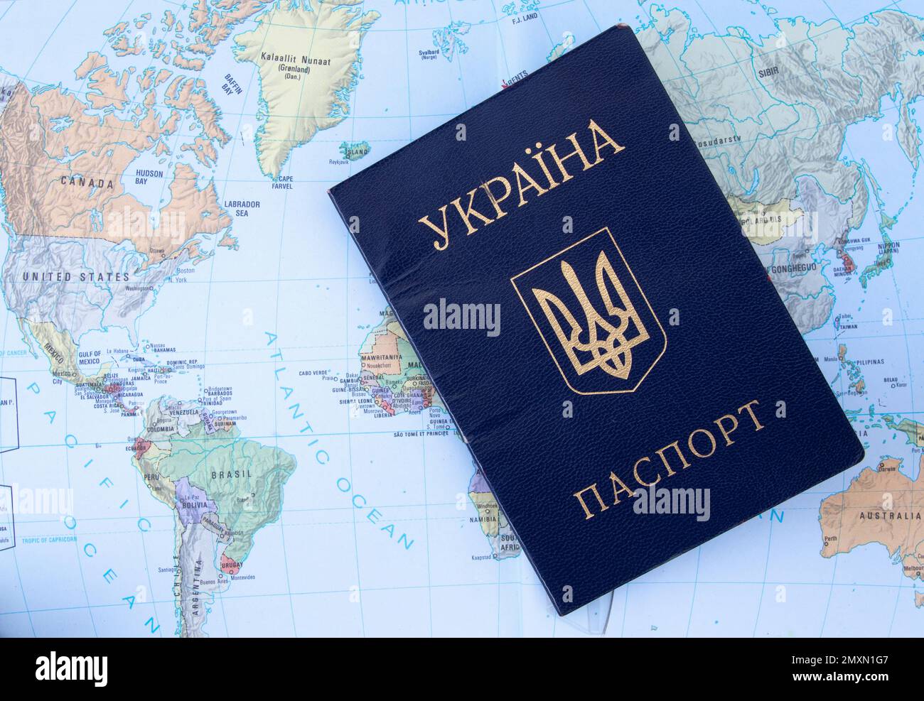 Ukrainischer Pass und eine geografische Karte des Planeten Stockfoto