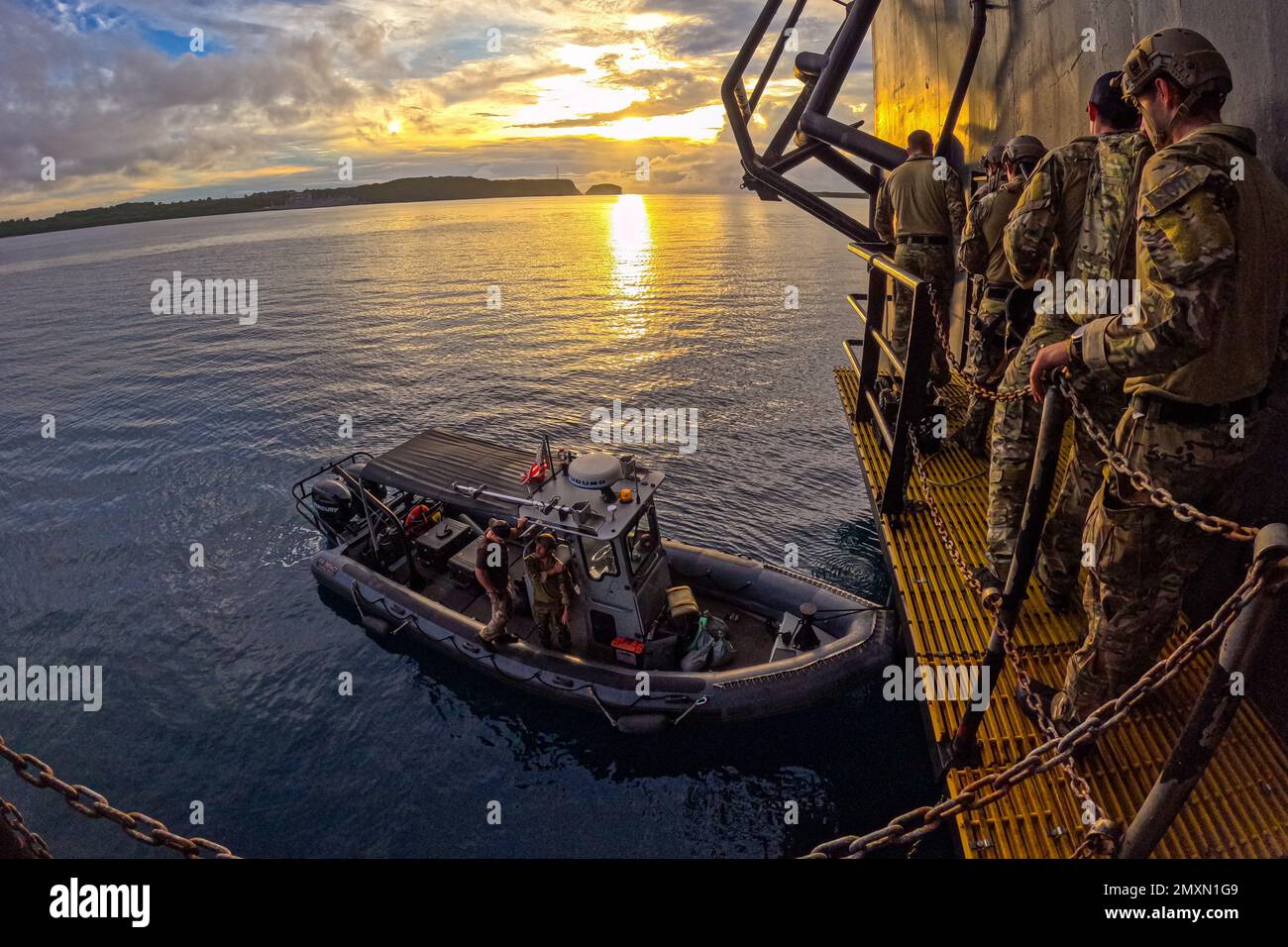 Santa Rita, Guam. 11. Januar 2023. Matrosen, die der EODMU 5 zugeteilt sind, führen im Rahmen einer EODMU-Platoon-Zertifizierung an Bord der USNS Sgt. William R. Button (T-AK 3012) eine Schadensreparatur auf See durch, bei der eine simulierte Explosionsgefahr auftritt. Die EODMU 5 ist dem Befehlshaber der Task Force 75 zugewiesen, die die Anordnungs- und Kontrollbefugnis über zugewiesene Navy Expeditionary Combat Truppen im Einsatzgebiet der 7. Flotte ausübt. Sie planen und führen Marinebau, Expeditionslogistik, Kampfmittelbeseitigung, maritime Expeditionssicherheit und Ausbeutungstruppen durch Stockfoto