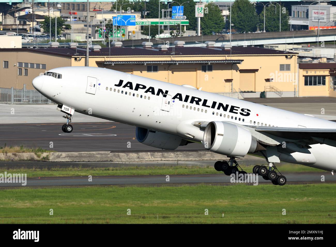 Präfektur Fukuoka, Japan - 02. Juli 2022: Passagierflugzeug Japan Airlines (JAL) Boeing B777-200ER (JA709J). Stockfoto