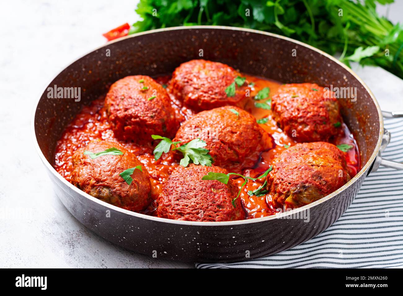 Faule Kohlbrötchen in süßer und saurer Tomatensauce. Fleischbällchen. Rinderschnitzel. Stockfoto