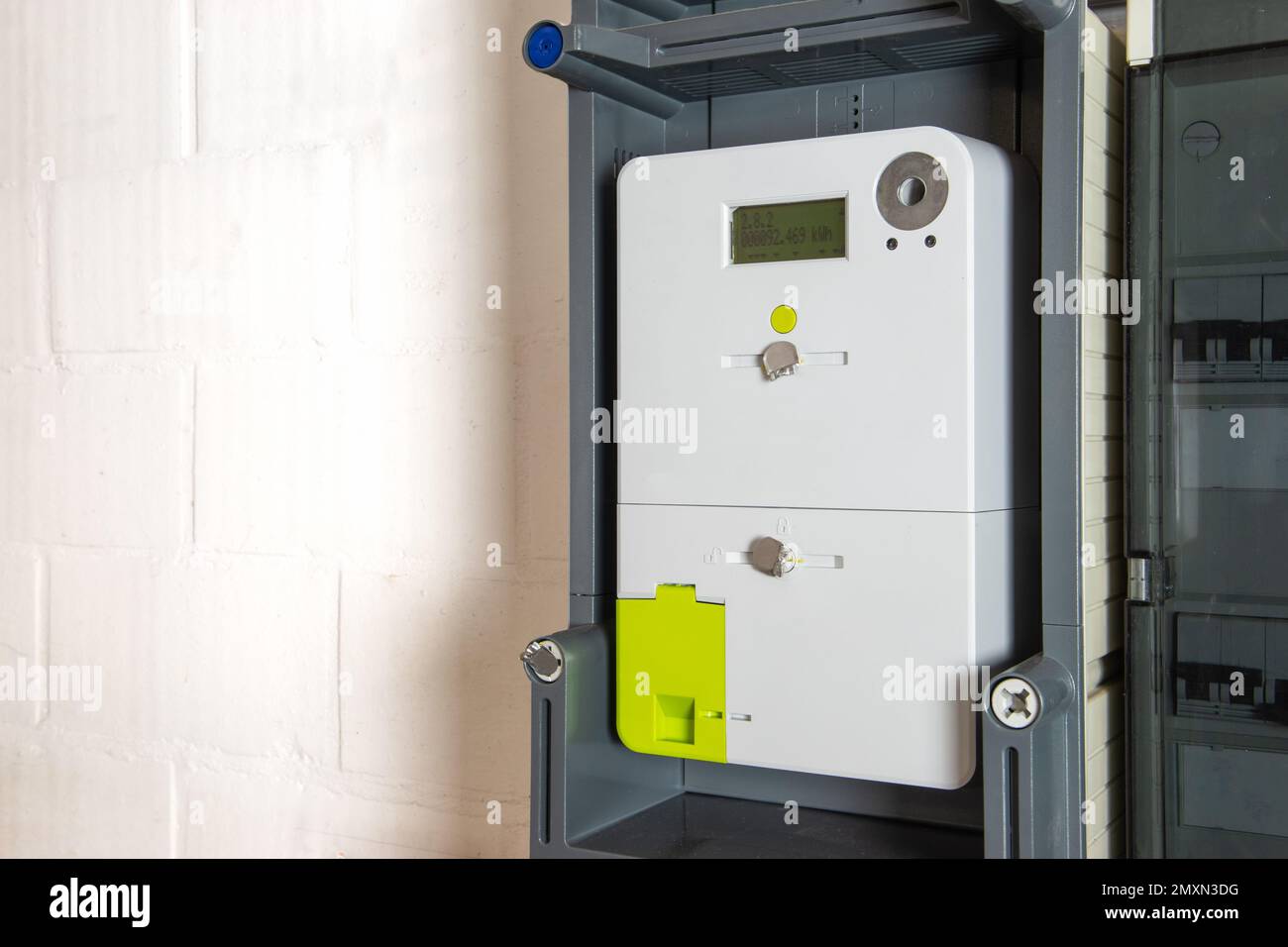 Intelligenter Zähler oder digitaler Energiemesser zur Bestimmung des Energieverbrauchs von Haushalten. Stockfoto