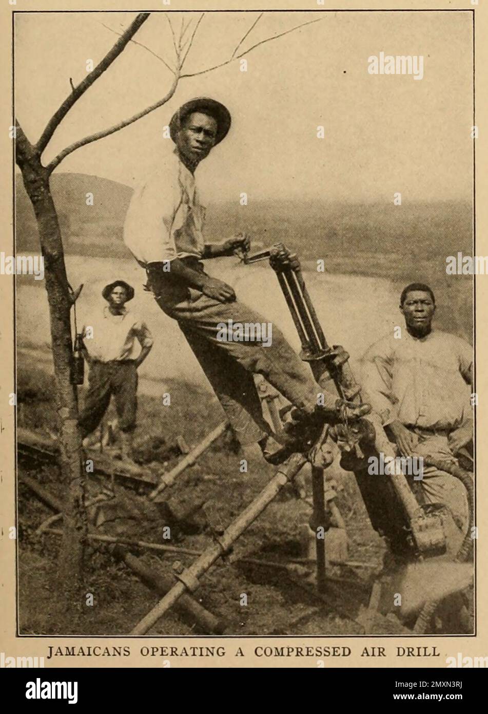 Jamaikaner Betrieb einer Druckluftbohrmaschine aus dem Buch Panama und der Kanal in Bild und Prosa : Eine vollständige Geschichte von Panama, sowie die Geschichte, der Zweck und das Versprechen seines weltberühmten Kanals, das gigantischste Ingenieurbüro seit Anbeginn der Zeit von Willis John Abbot, 1863-1934 Veröffentlicht in London; New York von Syndicate Publishing Co. Im Jahr 1913 Stockfoto
