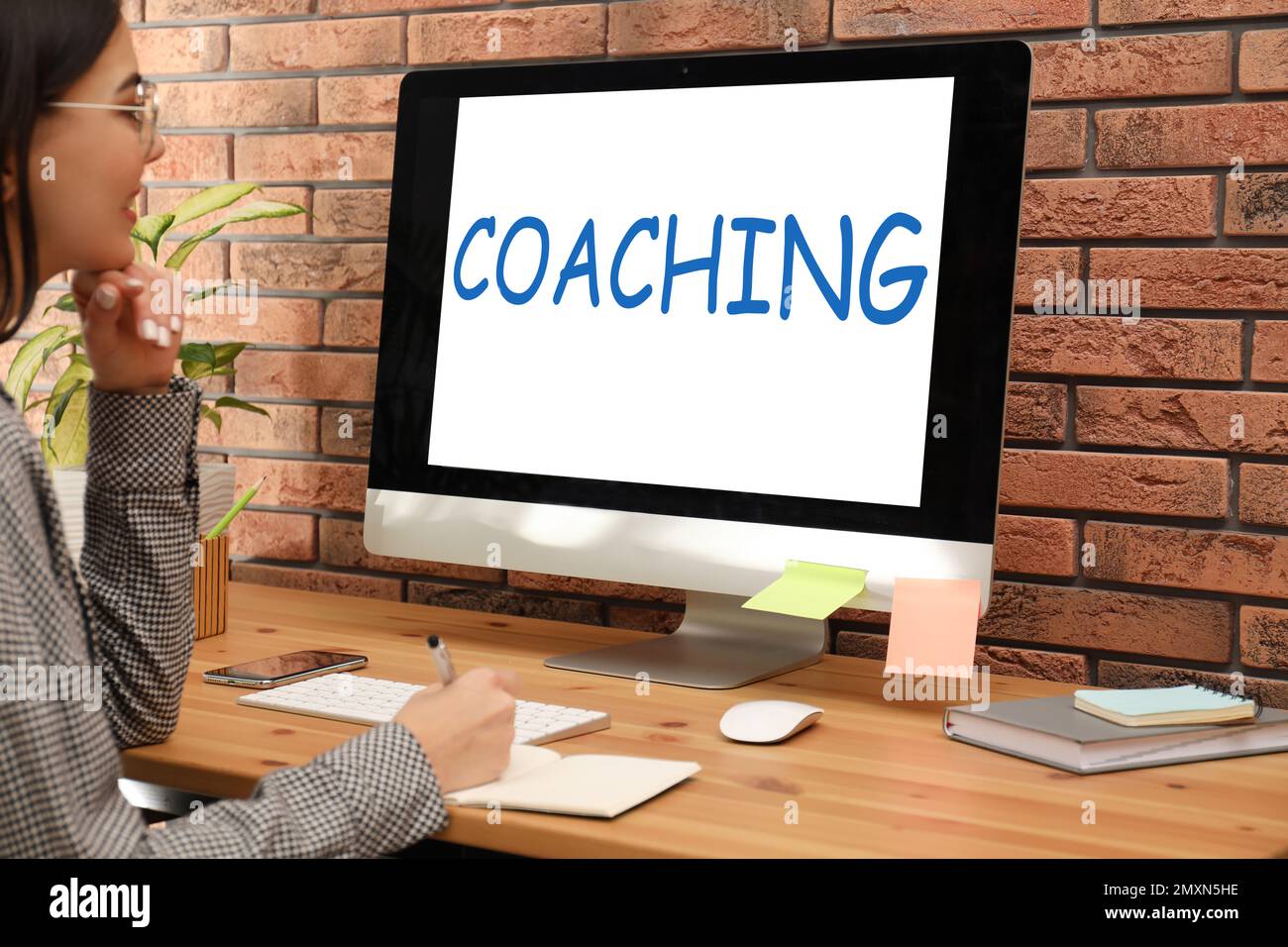 Business Training oder Life Coaching. Frau, die sich zu Hause einen Online-Kurs ansieht Stockfoto