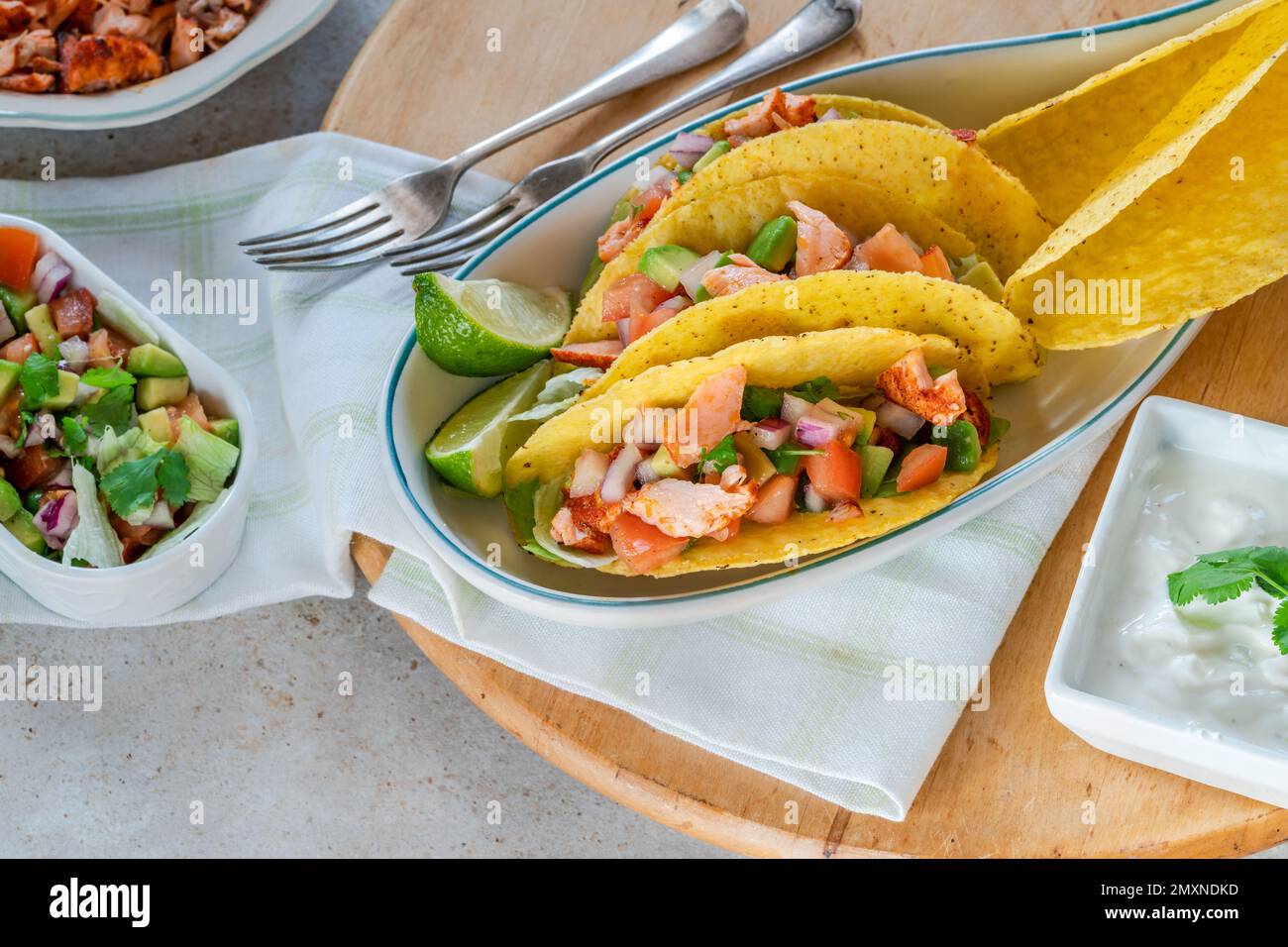 Gegrillte Lachs-Tacos mit Avocado-Salsa Stockfoto