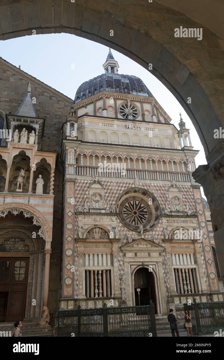 Italien, Bergamo, die Basilika Santa Maria Maggiore und der Eingang des Cappella Colleoni daneben. Stockfoto