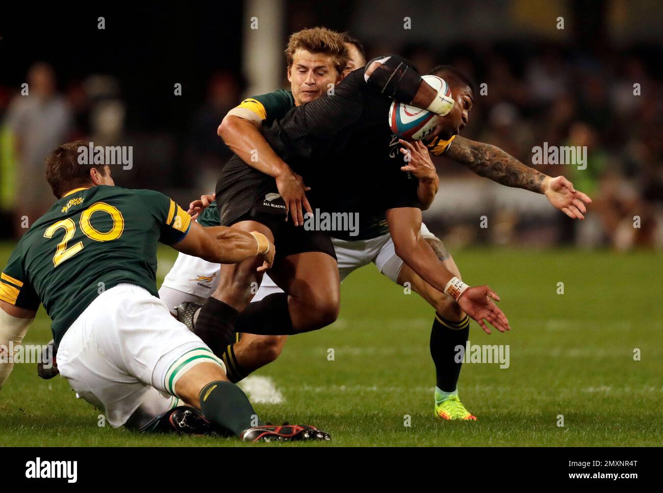 New Zealand’s Waisake Naholo, front, is tackled from behind by South Africa’s Pat Lambie, and teammate Willem Alberts, during the rugby championship match between South Africa and New Zealand, at Kingsmead stadium in Durban, South Africa, Saturday, Oct. 8, 2016. (AP Photo/Themba Hadebe) Stockfoto