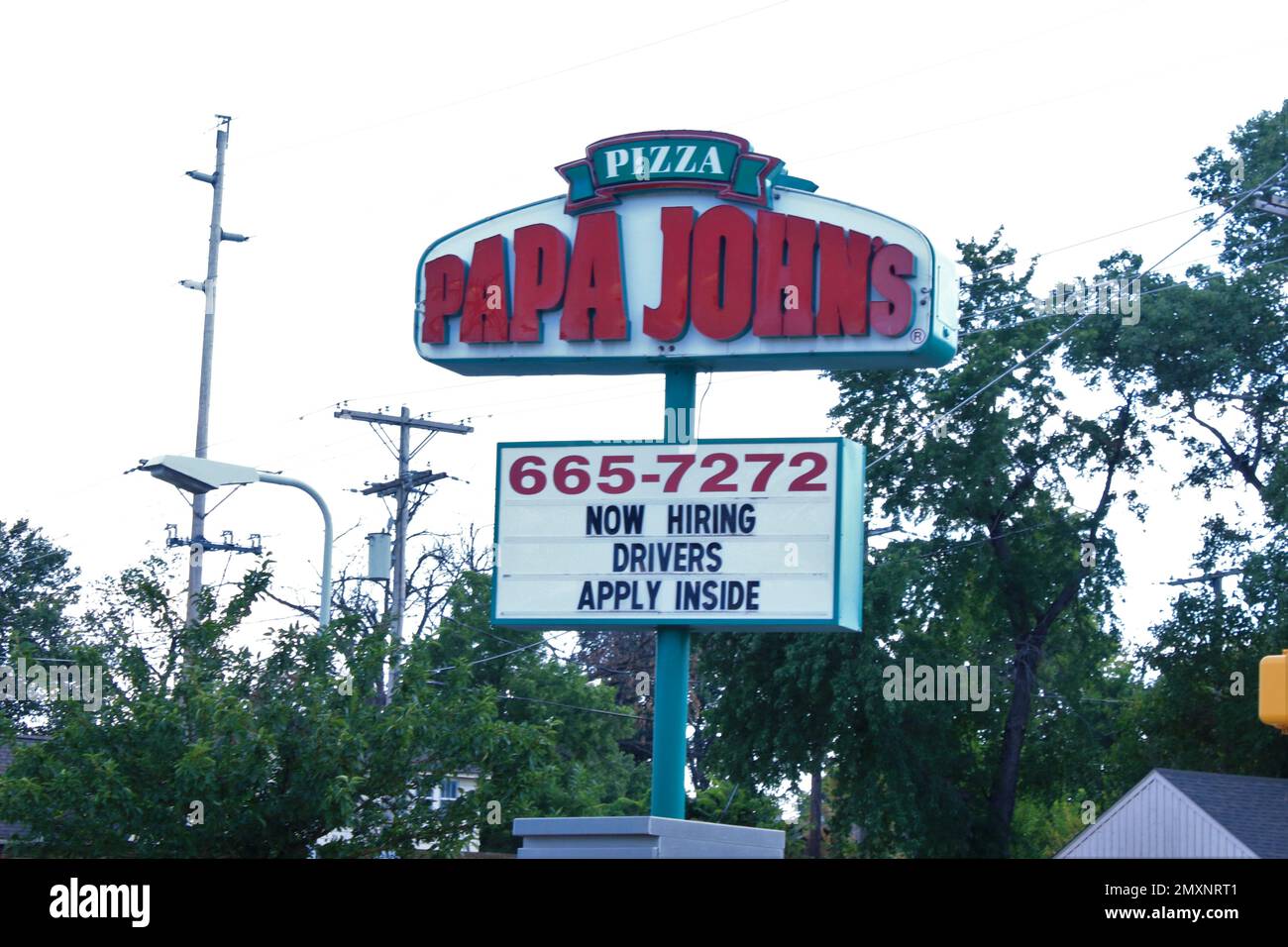 Ein PAPA JOHNS PIZZA-Werbeschild auf einem Stab draußen mit Himmel Stockfoto