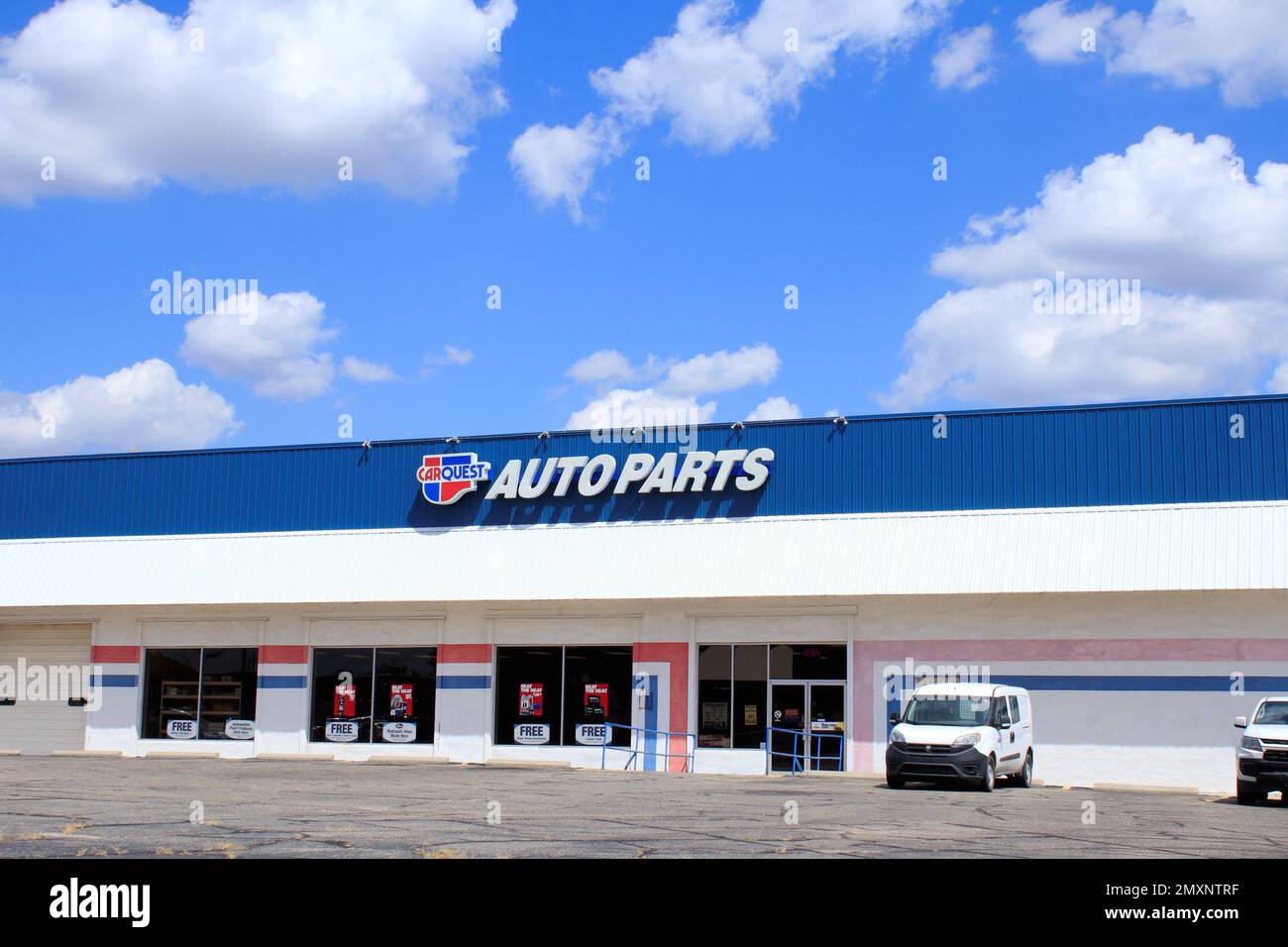 Car Quest Autoteile-Shop mit blauem Himmel und weißen Wolken Stockfoto