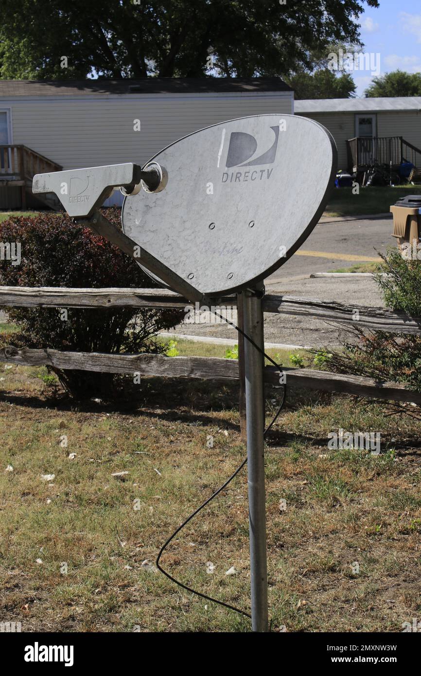 Direct TV Satellit in einem Hoffoto Nahaufnahme mit Bäumen im Hintergrund Stockfoto
