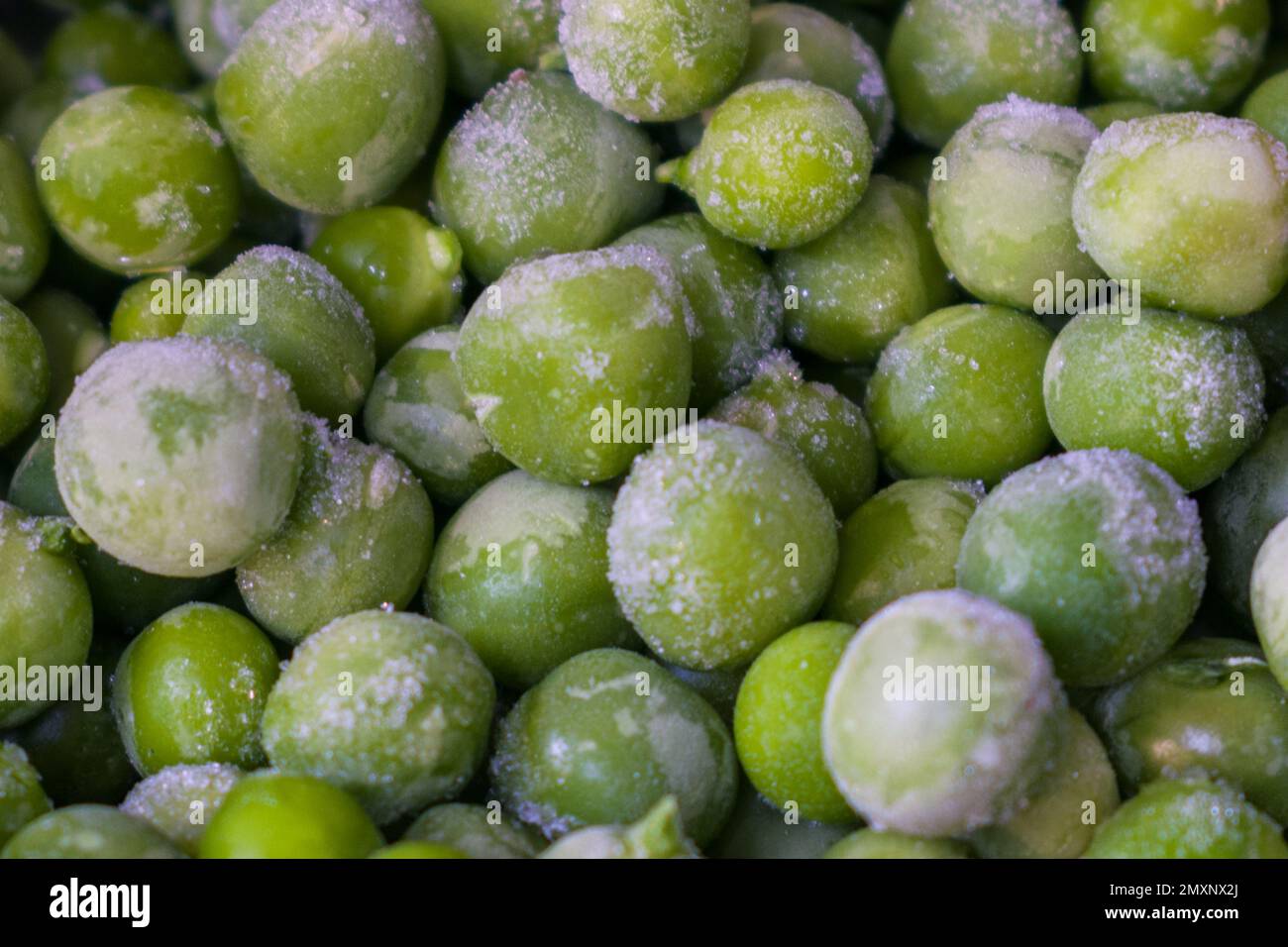 Ein Texturhintergrund aus der Draufsicht voller grüner Erbsen Stockfoto