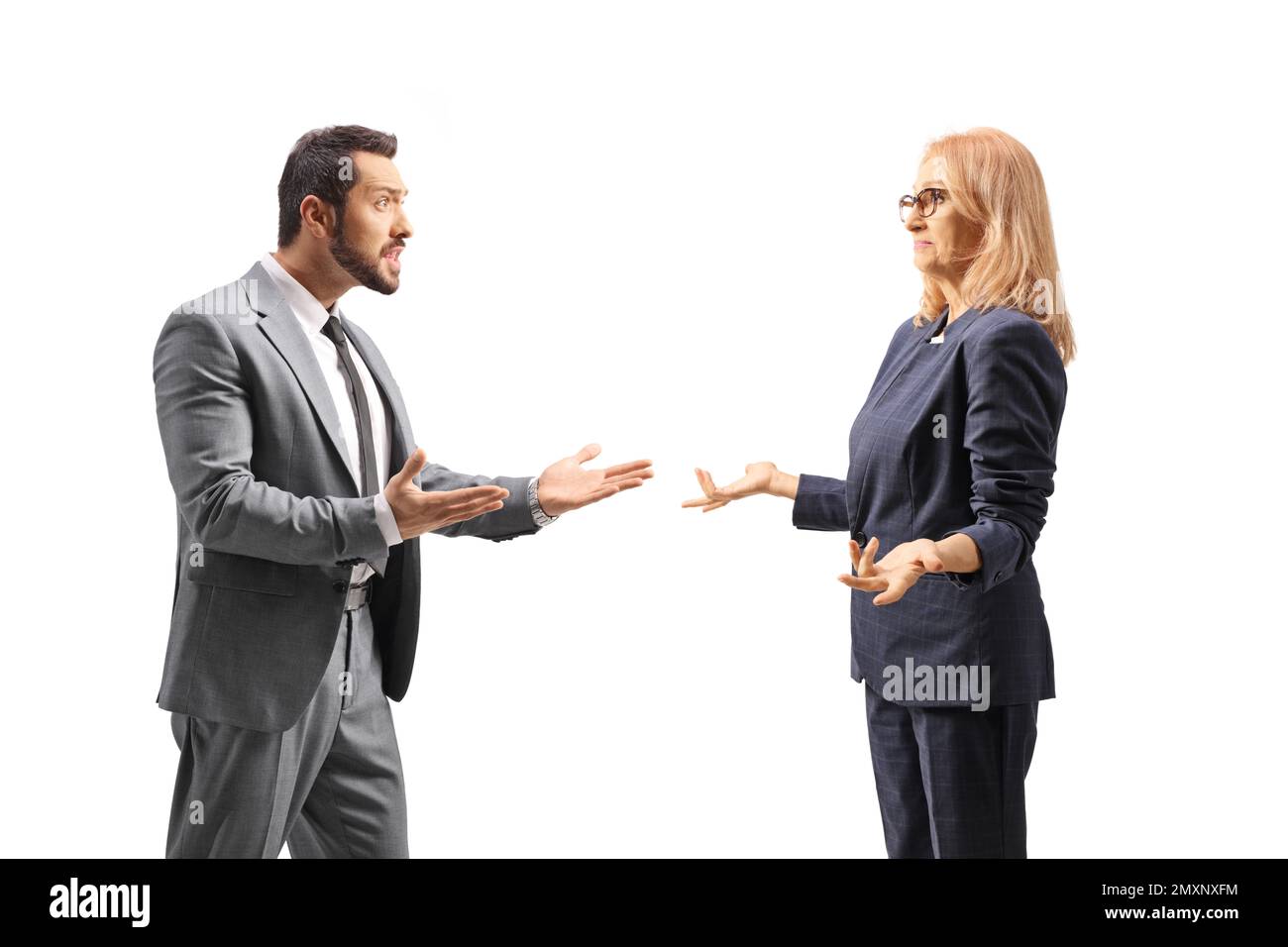 Ein Geschäftsmann hat einen Streit mit einer Kollegin, isoliert auf weißem Hintergrund Stockfoto