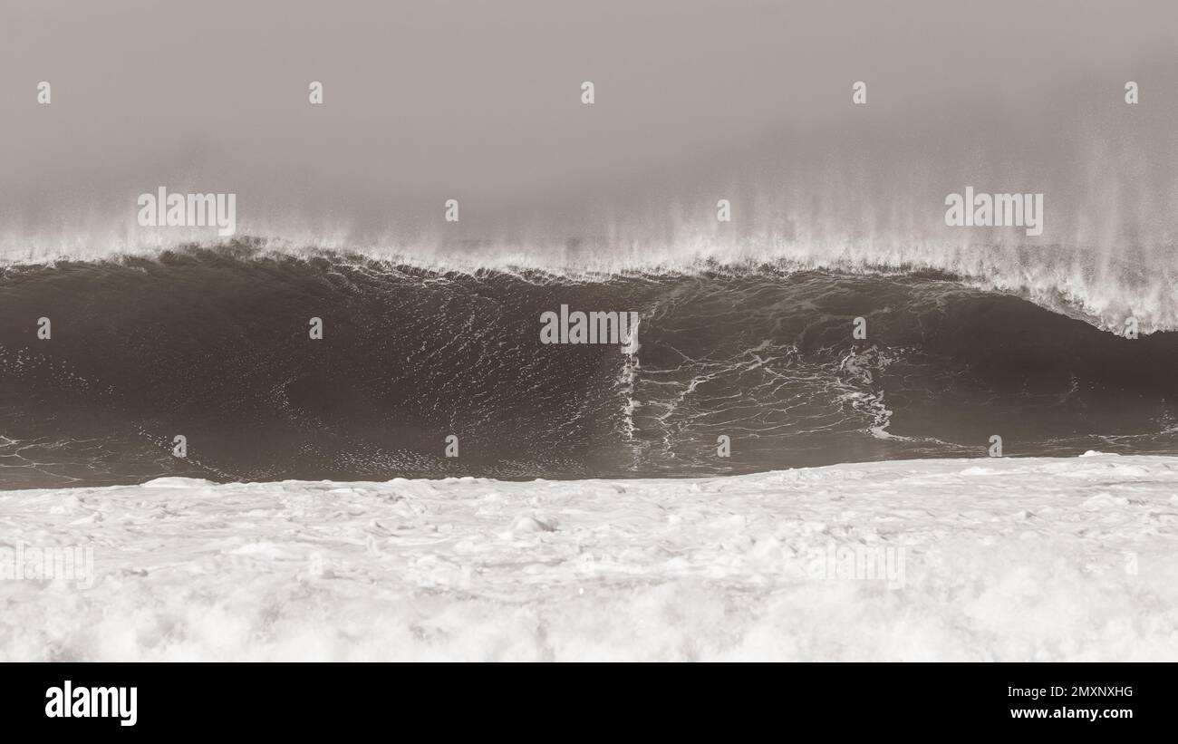 Wellen Sie die Meereswand der Meerwasserkraft, die Energie in Richtung Strand stürzt ein Nahfoto. Stockfoto