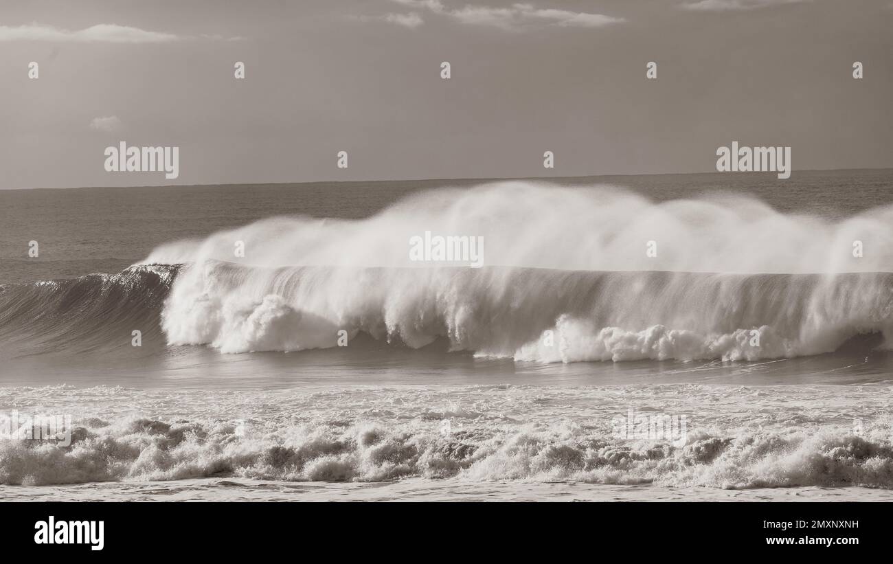 Wellen Ozeanwand aus Meerwasser spritzt Energie in Richtung Strand ein Nahfoto. Stockfoto