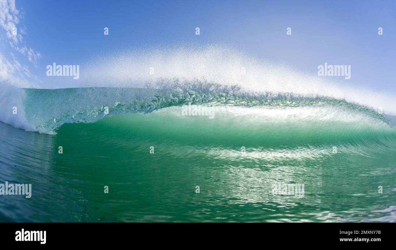 Wellen Sie im Ozean von Angesicht zu Angesicht Begegnung mit Wasserlippen Texturdetails, die erstarrt, zerbrechende Schönheit der Naturkraft. Stockfoto