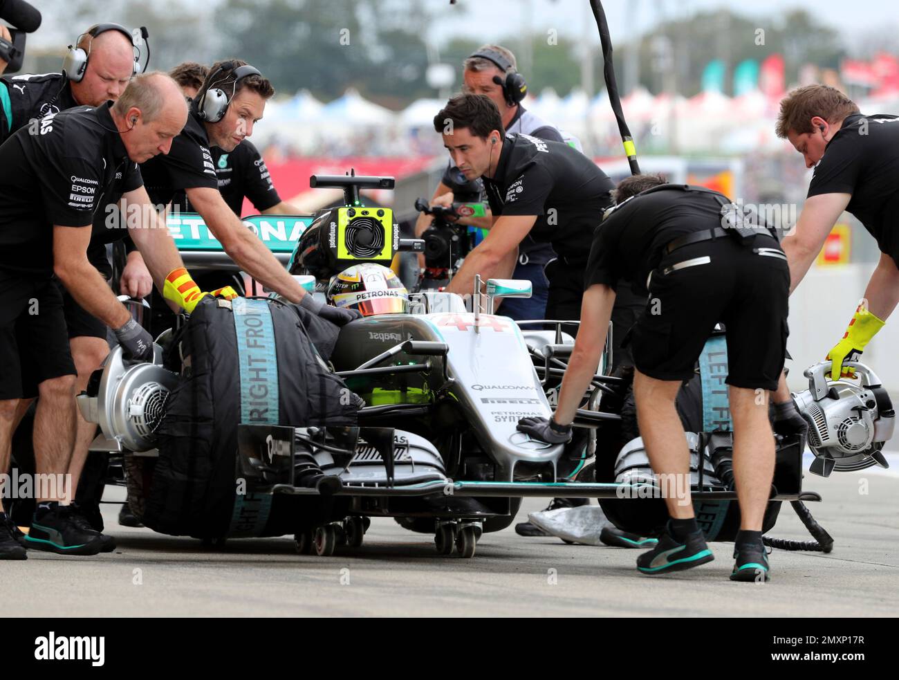 Mechanics work on Mercedes driver Nico Rosberg of Germany's car during the second practice session for the Japanese Formula One Grand Prix at the Suzuka International Circuit in Suzuka, Japan, Friday, Oct. 7, 2016. (AP Photo/Eugene Hoshiko) Stockfoto