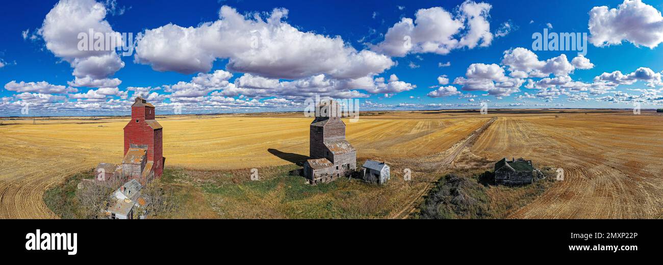 Ein Panoramablick von den Lepine Grain Elevators vor den gelben Feldern unter der Sonne Stockfoto