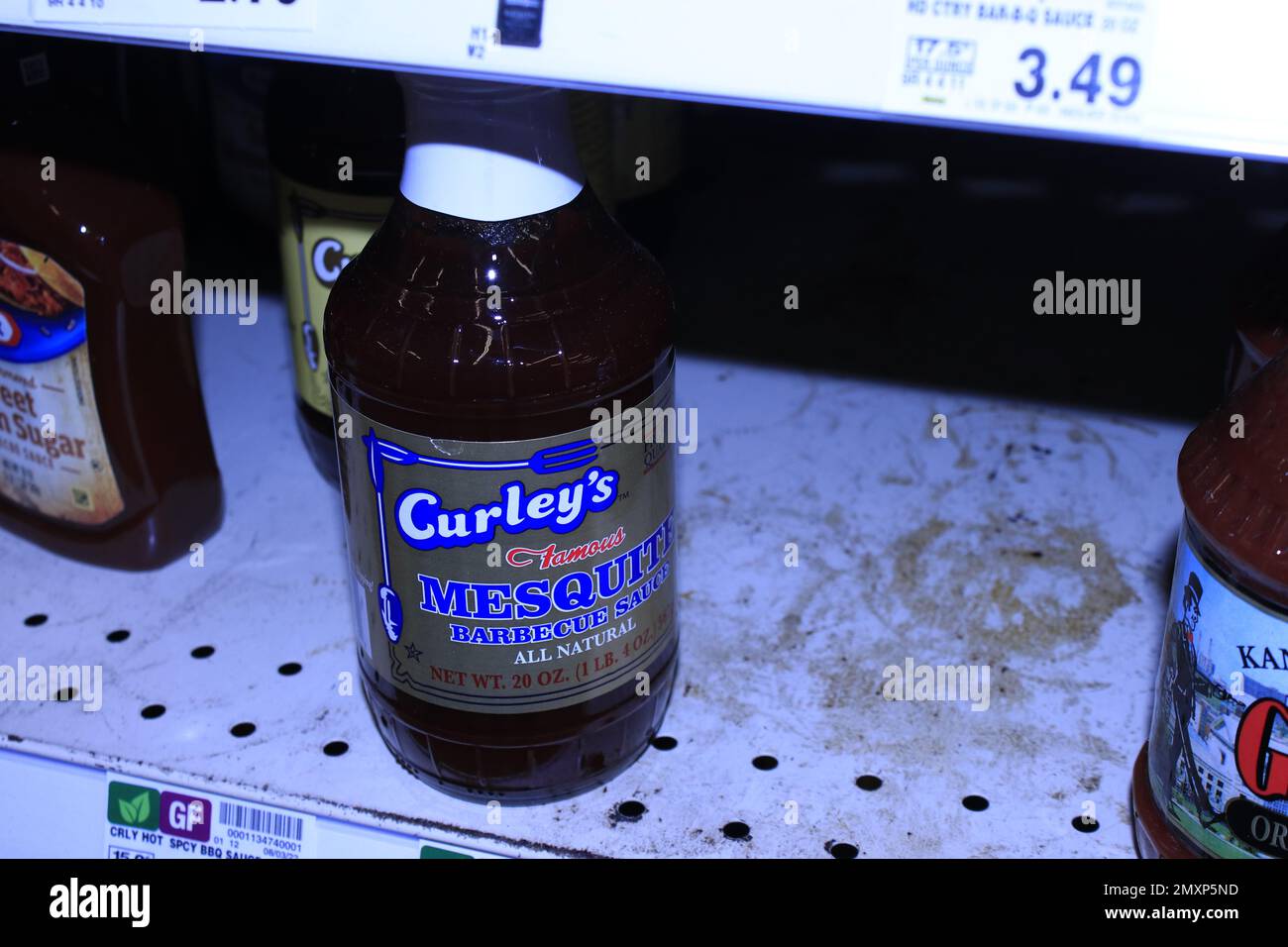 Curleys MESQUITE Barbecue-Sauce in einer Flasche auf einem Regal Stockfoto