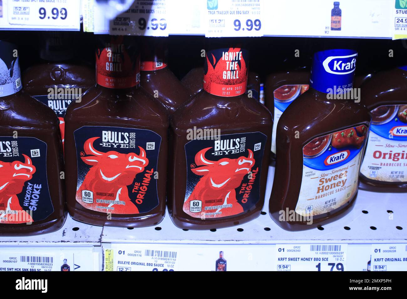 BULL's EYE Barbeque Sauce auf einem Regal Stockfoto