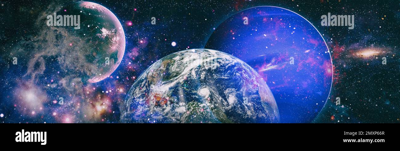 Panoramablick auf das Universum. Kosmische Landschaft, Planet Earth aus Weltraumelementen dieses Bildes, bereitgestellt von der NASA Stockfoto