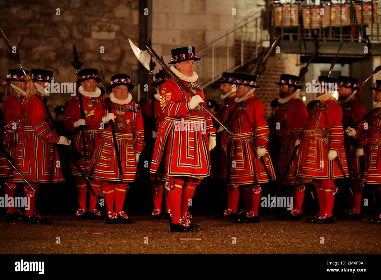 Yeoman Warders of the Tower of London, nicknamed Beefeaters, take part in a ceremony to install General Sir Nicholas Houghton as the 160th Constable of the Tower of London in London, Wednesday, Oct. 5, 2016. The ceremony culminated in Houghton being handed the gold master-keys of the Tower by the Lord Chamberlain, on behalf of Britain's Queen Elizabeth II. (AP Photo/Matt Dunham) Stockfoto