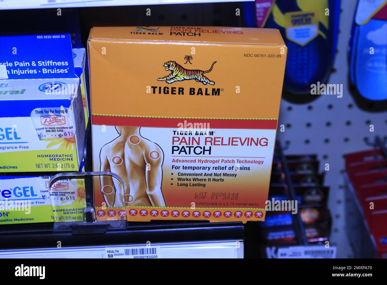 Tiger Balm Schmerzlinderung in einer Schachtel auf einem Regal Stockfoto
