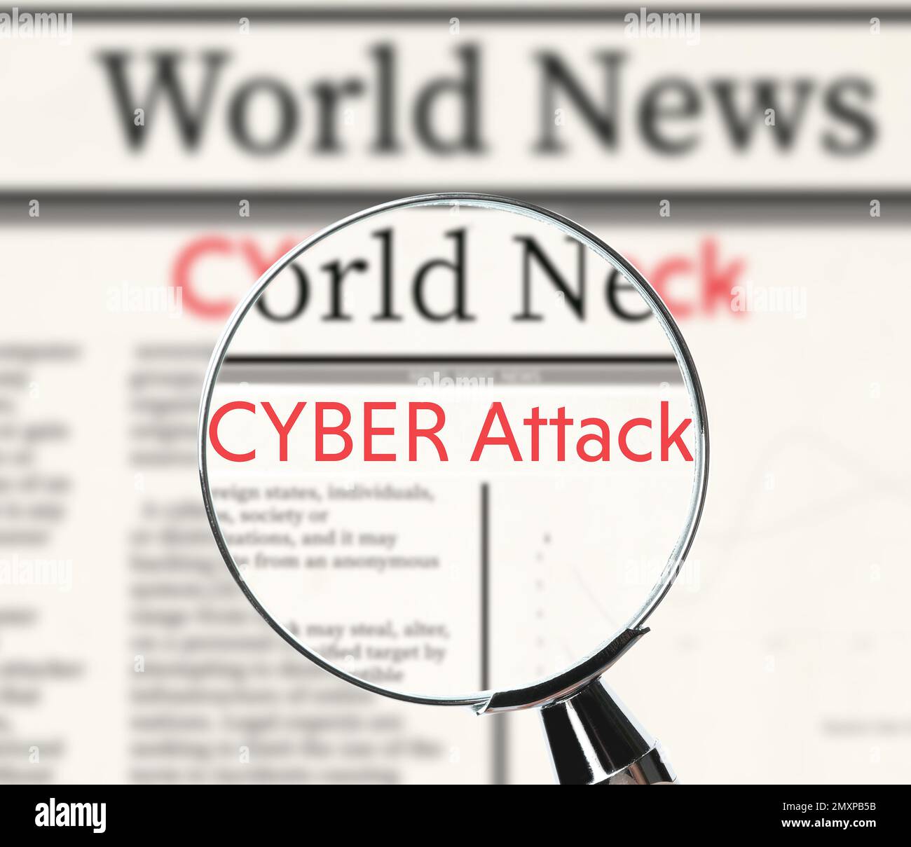 Zeitung mit CYBER-ATTACKE unter Lupe, Nahaufnahme Stockfoto