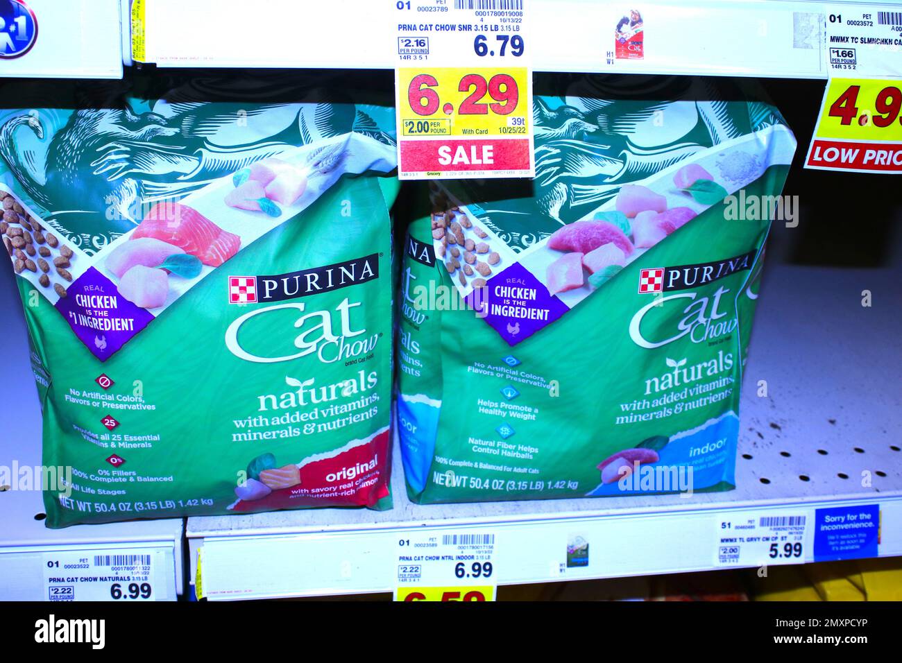 Purina Cat Chow in einem Regal Stockfoto