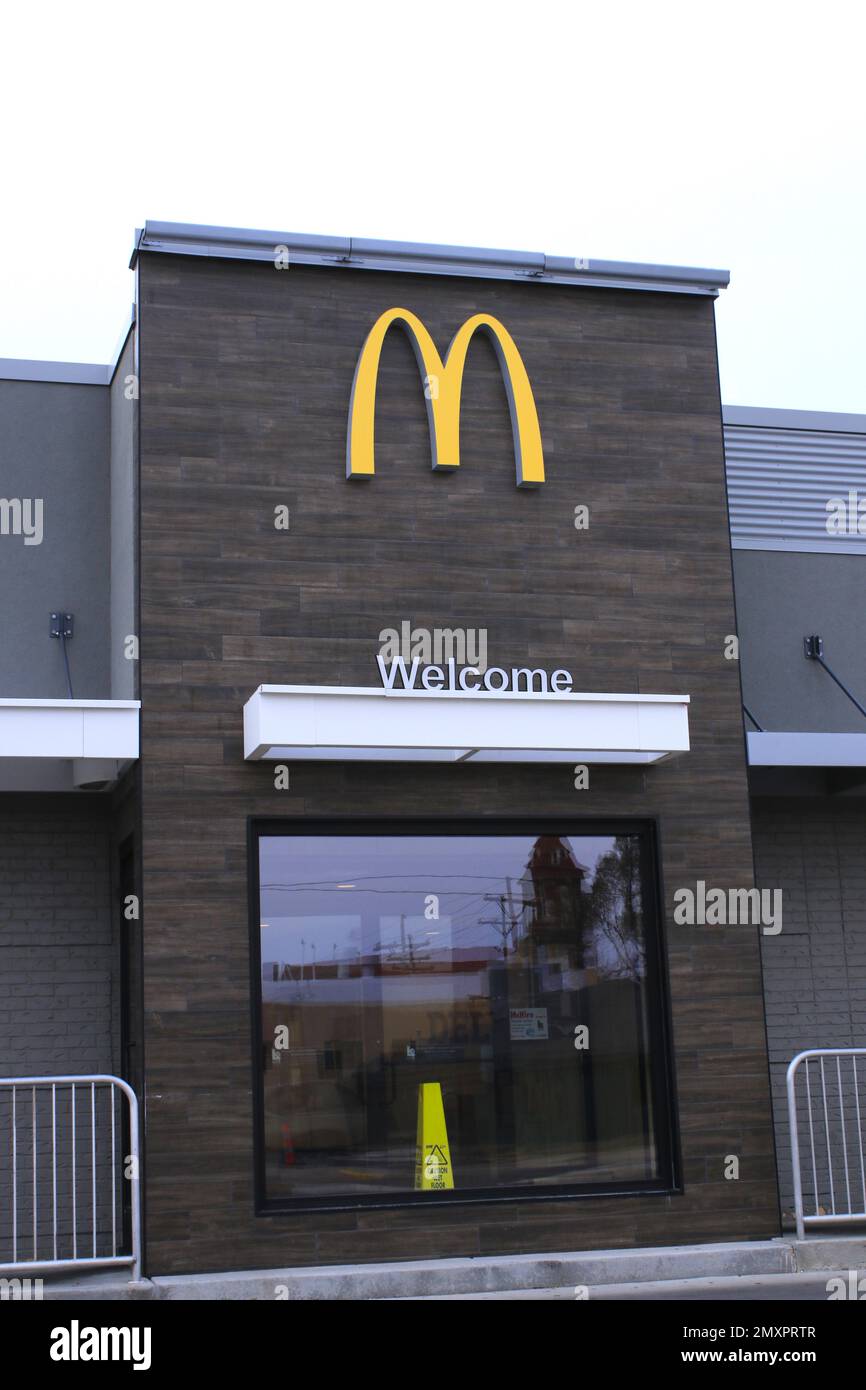 Ein McDonald's Fast-Food-Restaurant mit Himmel Stockfoto