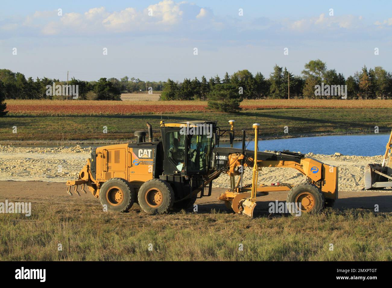 CAT Road Grader auf einer Baustelle für Autobahnen mit SKY Stockfoto