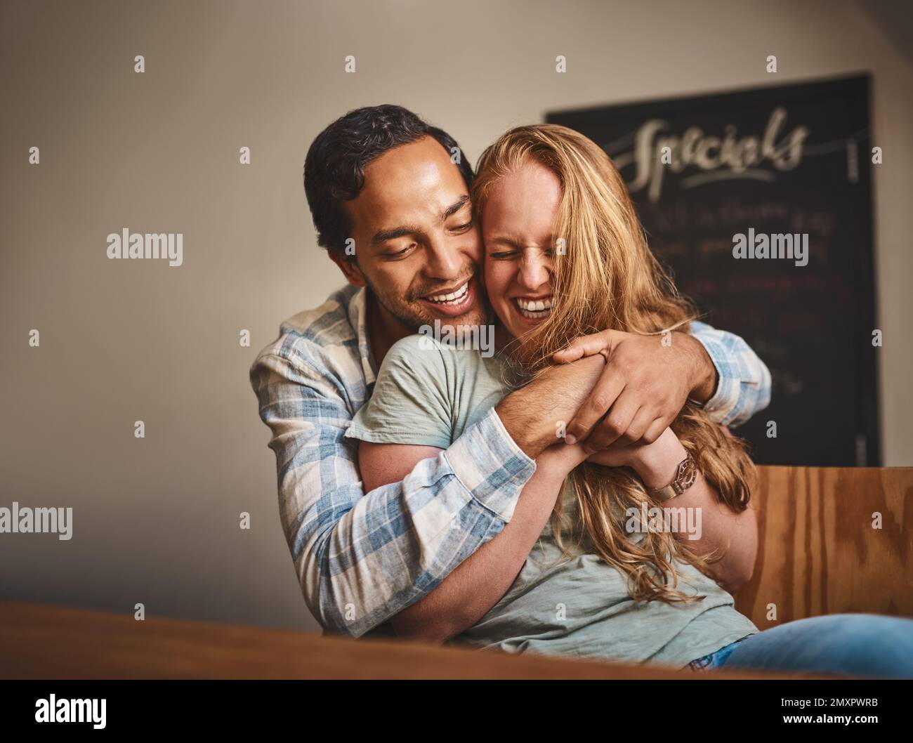 Feste Umarmung Zwischen Mann Und Frau Glückliches Paar, Umarmung und Lächeln für Romantik, Umarmung oder
