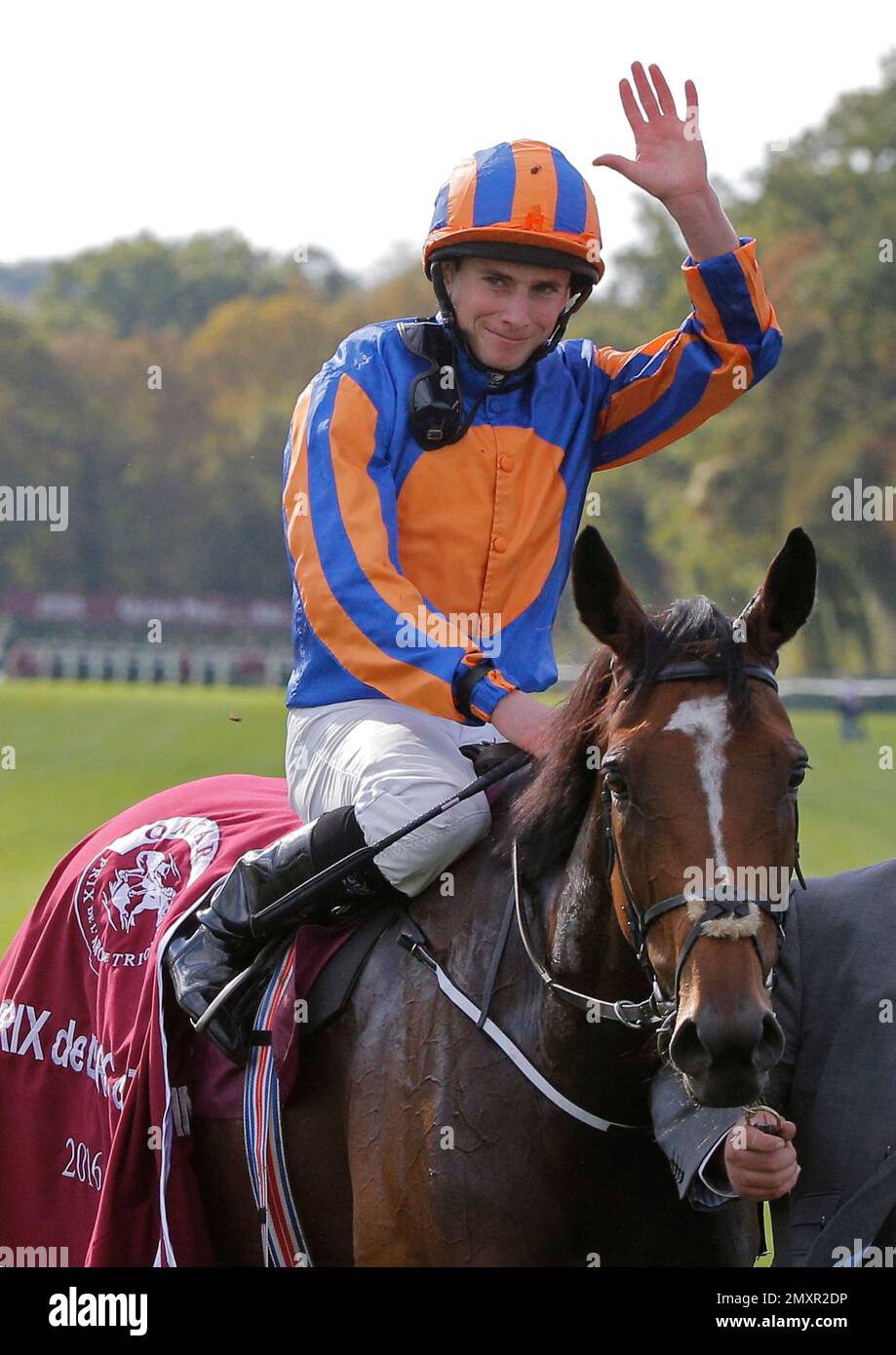 Irish Ryan-Lee Moore riding Irish horse Found waves after he won the Qatar Prix de l'Arc de Triomphe horse race at the Chantilly horse racetrack, 40 kms(25 miles) north of Paris, France, Sunday, Oct. 2, 2016. (AP Photo/Michel Euler) Stockfoto