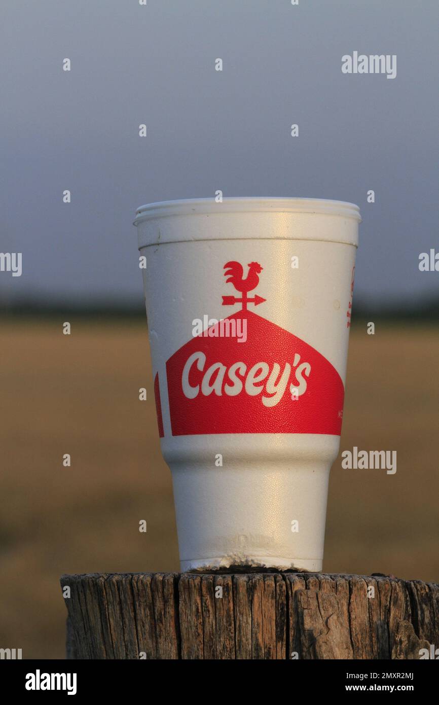 Caseys isolierter Softdrink-Becher auf einem Pfosten mit blauem Himmel Stockfoto