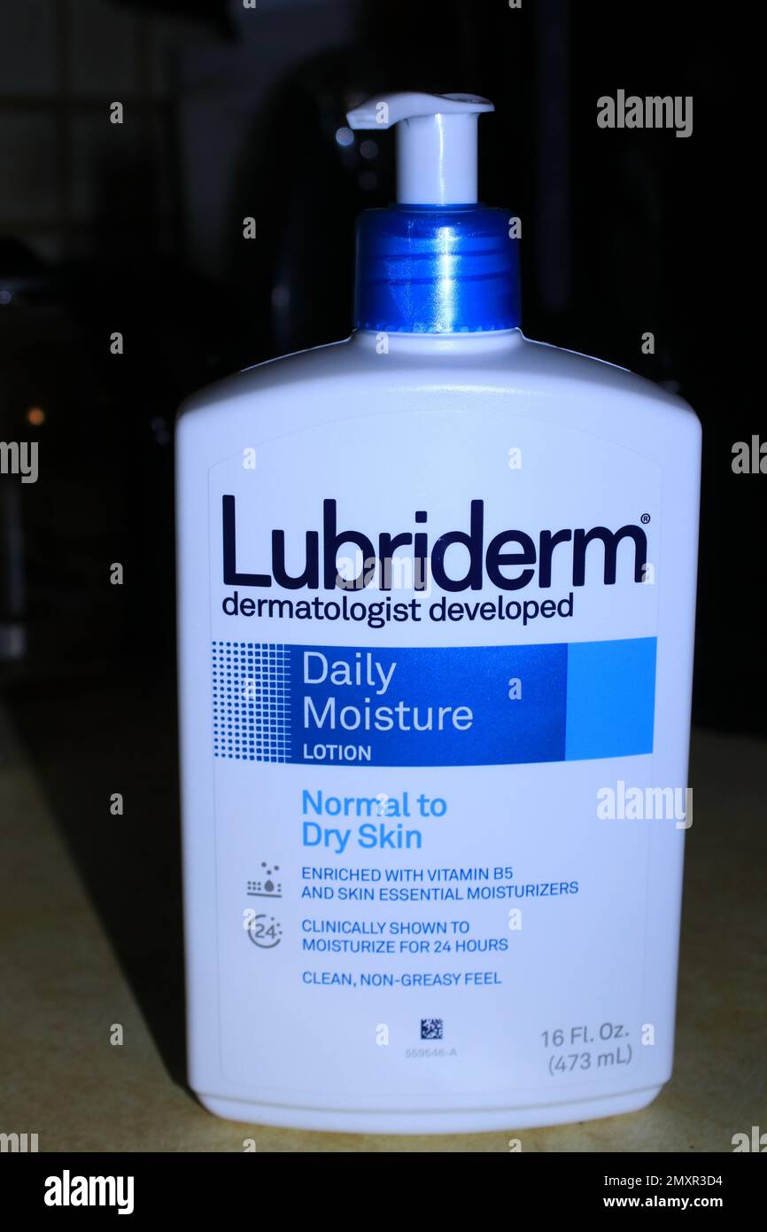 Lubriderm-Lotion schoss Nahaufnahme in einer Flasche auf einem Regal Stockfoto