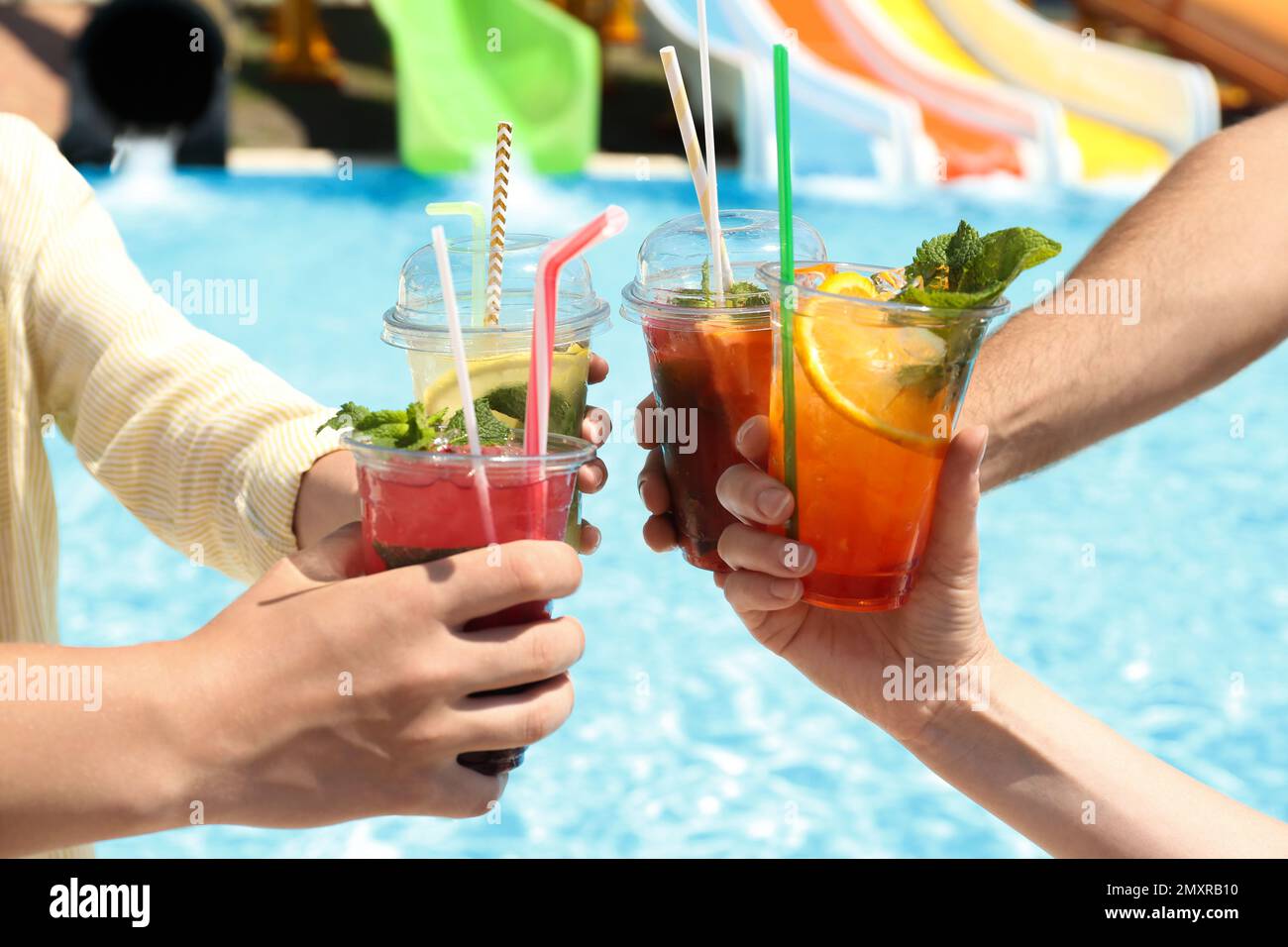 Leute mit erfrischenden Drinks im Wasserpark, Nahaufnahme Stockfoto