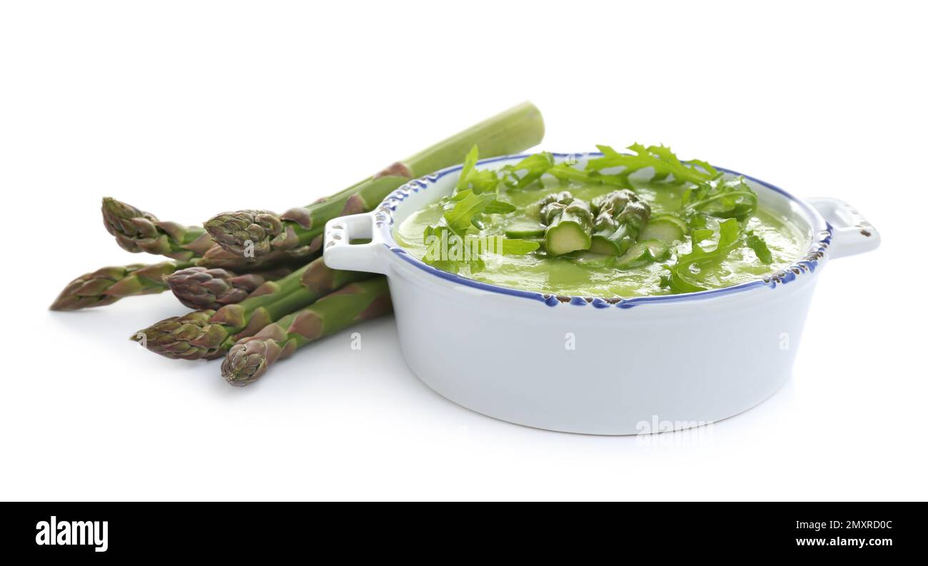 Köstliche Spargelsuppe mit Rucola auf weiß isoliert Stockfoto