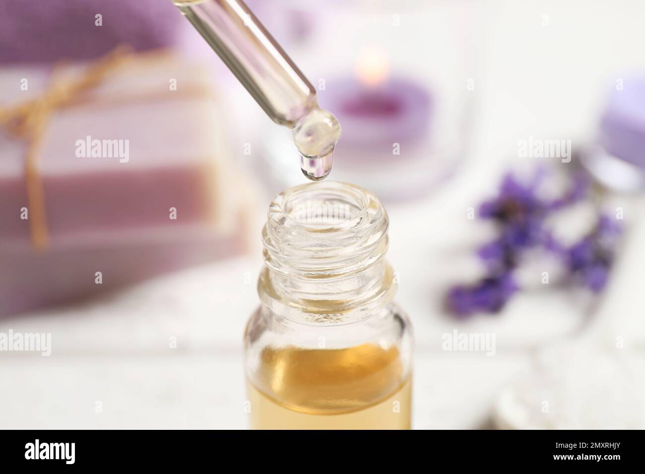 Ätherisches Lavendelöl in die Flasche tropfen lassen, schließen Stockfoto