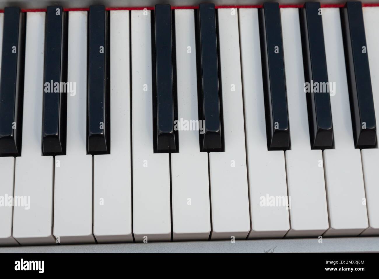 Nahaufnahme der Klaviertasten. Schließen Sie die Frontalansicht mit schwarzen und weißen Pianotasten, von oben gesehen. Stockfoto