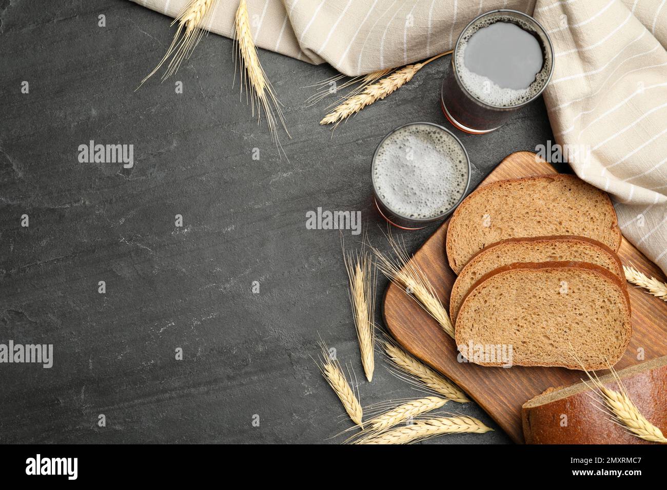 Köstlicher Kavass, Brot und Stacheln auf schwarzem Schiefer, flach liegend. Platz für Text Stockfoto
