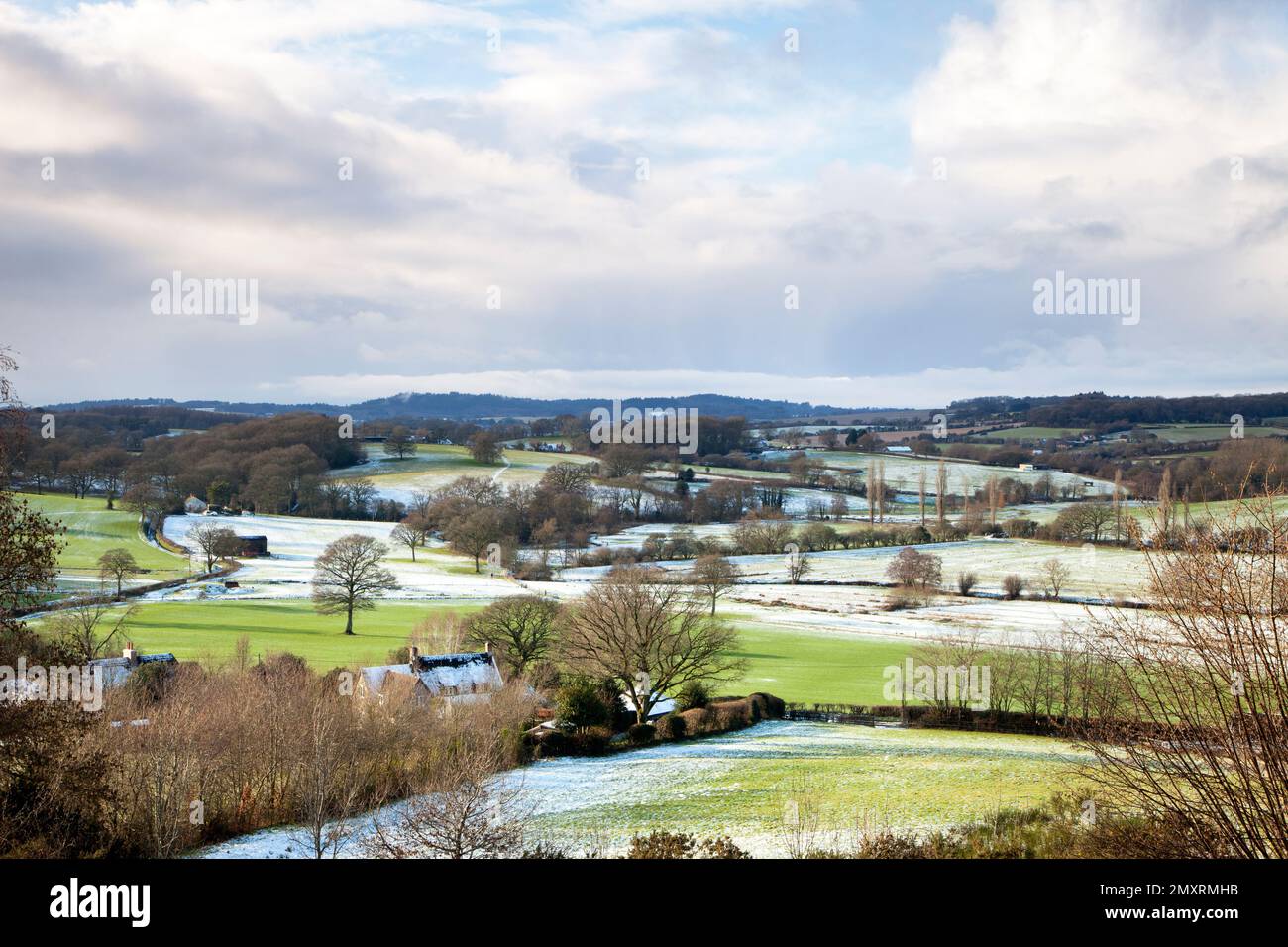 Ein Winterblick auf die Landschaft in der Nähe des Dorfes Sutton Mandeville in Wiltshire. Stockfoto