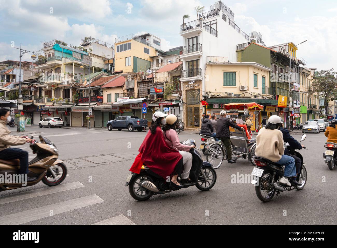 Hanoi, Vietnam, Januar 2023. Der Verkehr von Mopeds auf den Straßen des Stadtzentrums Stockfoto