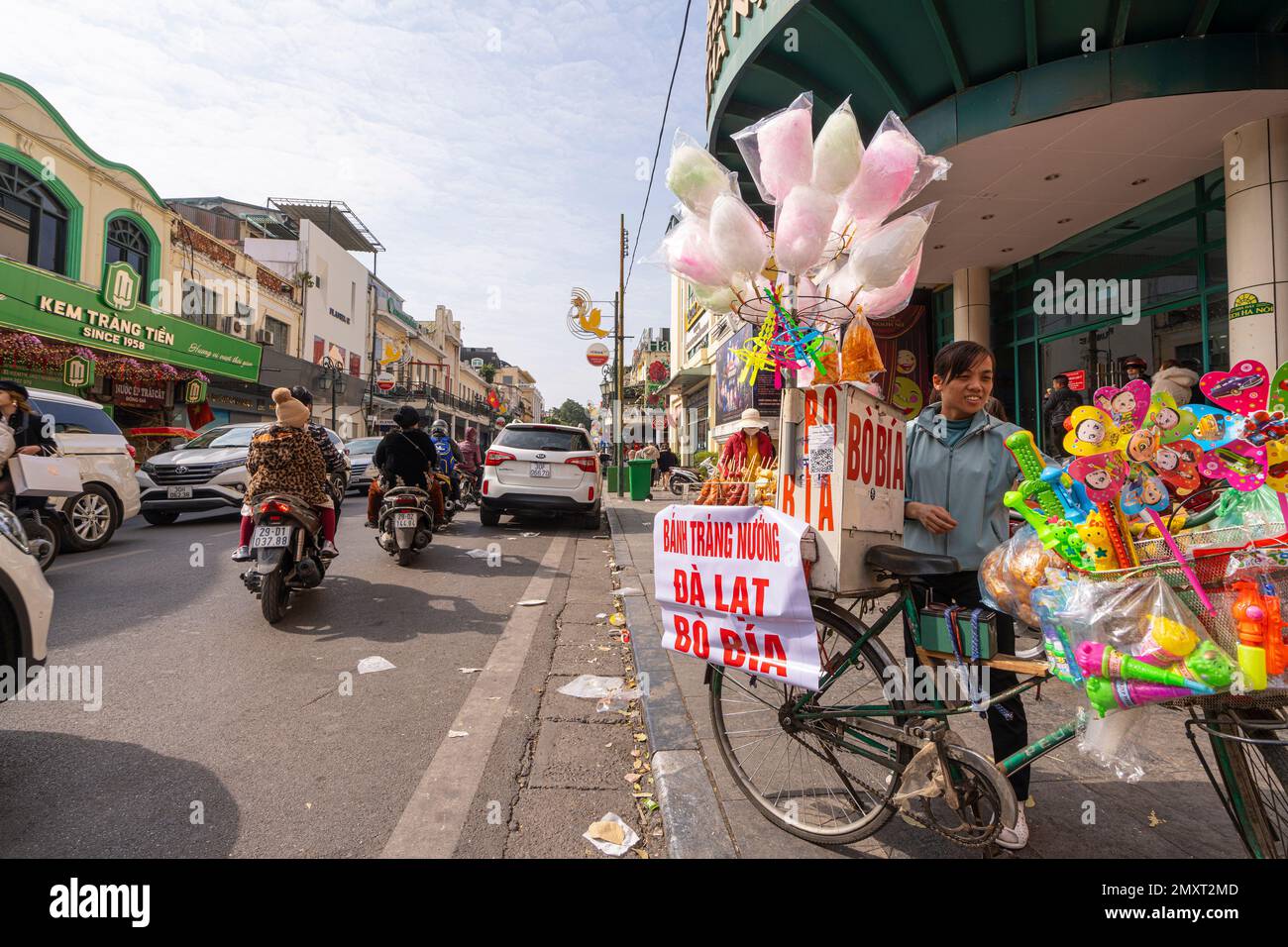 Hanoi, Vietnam, Januar 2023. Der Verkäufer von Süßigkeiten und Zuckerwatte auf einer Straße im Stadtzentrum Stockfoto