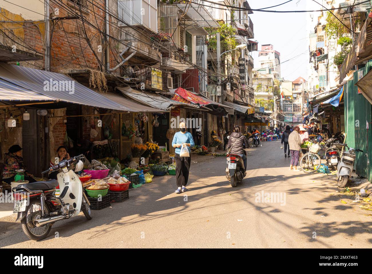 Hanoi, Vietnam, Januar 2023. Panoramablick auf die traditionellen Lebensmittelhändler auf der Straße im Stadtzentrum. Stockfoto