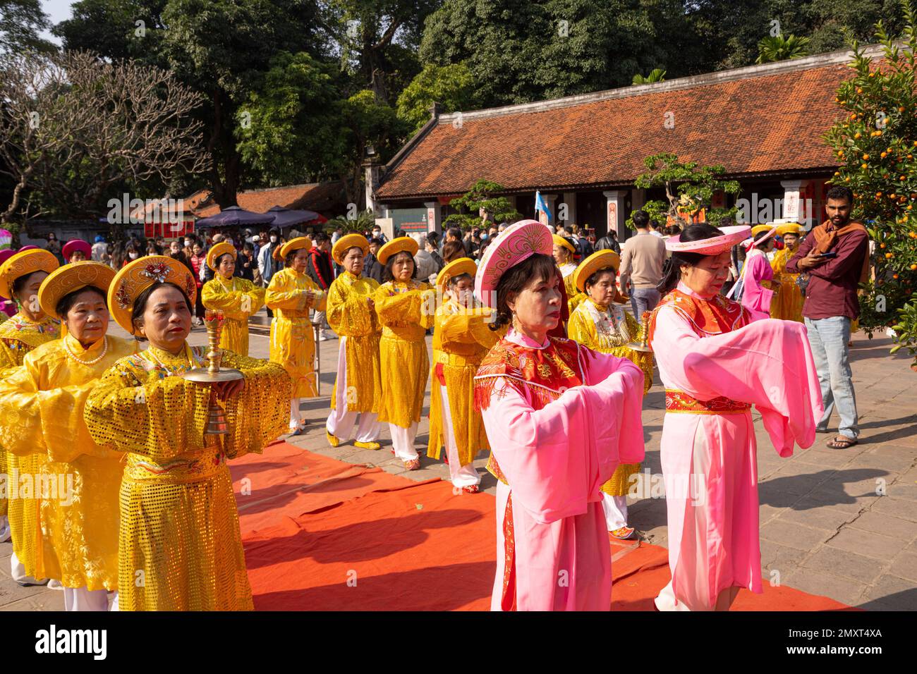 Hanoi, Vietnam, Januar 2023. Die große Zeremonie mit Frauen in traditionellen Kostümen während der Neujahrsfeier des Literaturtempels Stockfoto