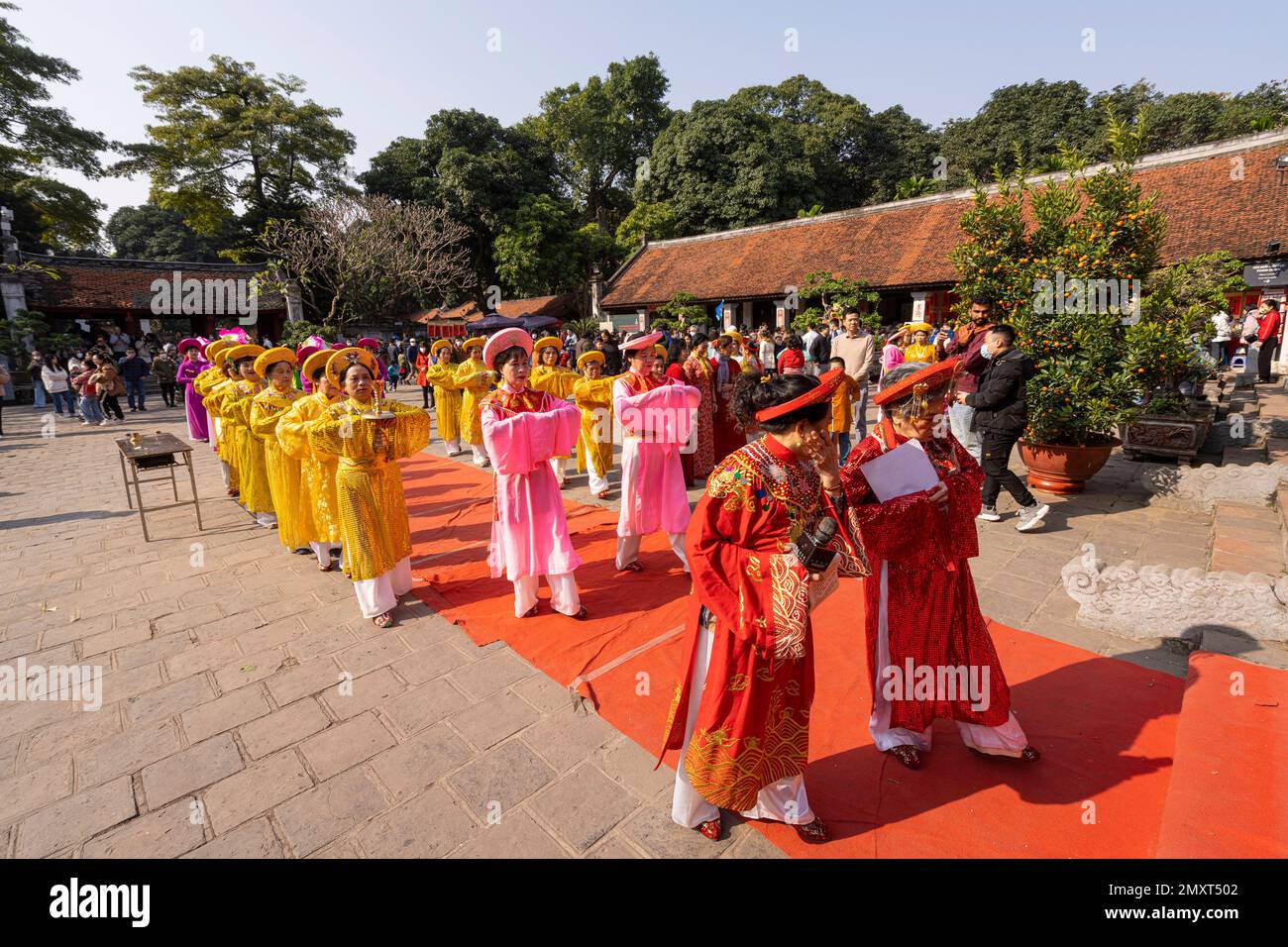 Hanoi, Vietnam, Januar 2023. Die große Zeremonie mit Frauen in traditionellen Kostümen während der Neujahrsfeier des Literaturtempels Stockfoto