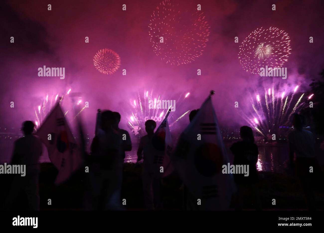 People watch fireworks during an event to mark the start of the 500-day countdown to the 2018 PyeongChang Olympic Winter Games in Seoul, South Korea, Tuesday, Sept. 27, 2016. Marking the 500-day countdown to the Winter Olympics in Pyeongchang, organizers said Tuesday that 90 percent of construction of new venues is complete and the focus is now on preparing for test events. (AP Photo/Lee Jin-man) Stockfoto