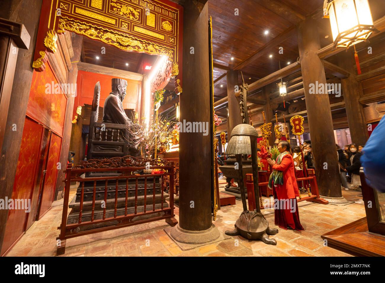 Hanoi, Vietnam, Januar 2023. Die Gläubigen im Gebet im Tempel der Literatur Stockfoto