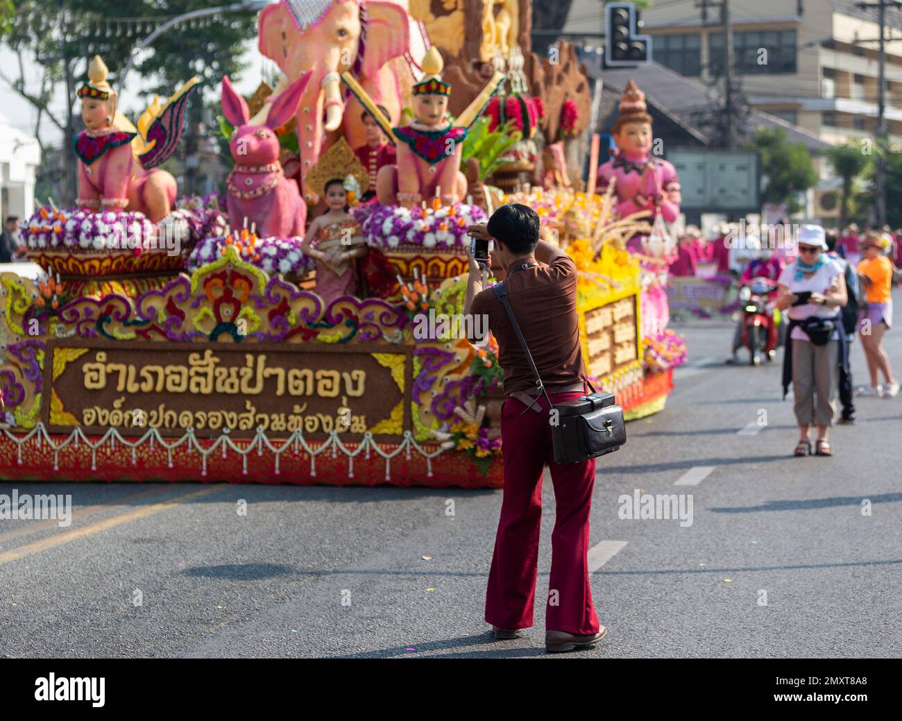 Chiang Mai, Thailand. 04. Februar 2023. Ein Tourist macht Fotos von der Hauptstraße während des Chiang Mai Flower Festivals 2023. Das Chiang Mai Flower Festival findet seit über 45 Jahren statt und feiert die wunderschönen Blumen in dieser Zeit. Das Festival findet jedes Jahr Anfang Februar an mehr als 3 Tagen statt und zieht Tausende von Besuchern nach Chiang Mai. (Foto: Pongmanat Tasiri/SOPA Images/Sipa USA) Guthaben: SIPA USA/Alamy Live News Stockfoto