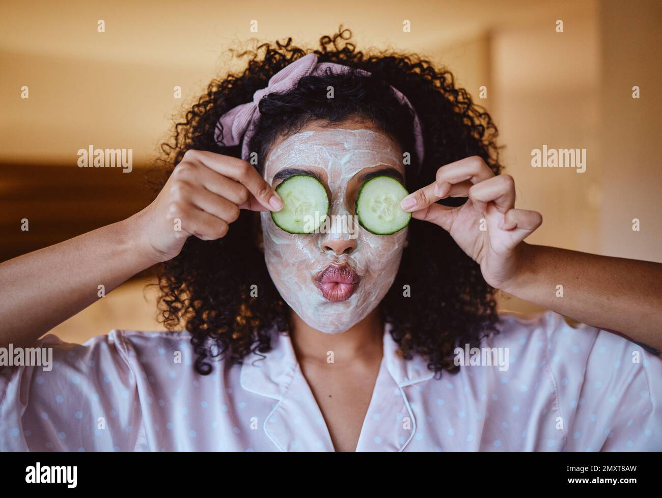 Gurke, Augen und Hautpflege Gesichtsbehandlung für schwarze Frau im Schlafzimmer, Pflege und Spaß mit Behandlung. Gesicht, Maske und Mädchen entspannen mit Fruchtprodukt Stockfoto